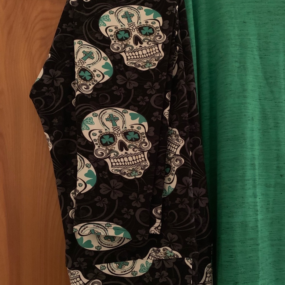 Skull leggings & Irma shirt - XL (NWT)